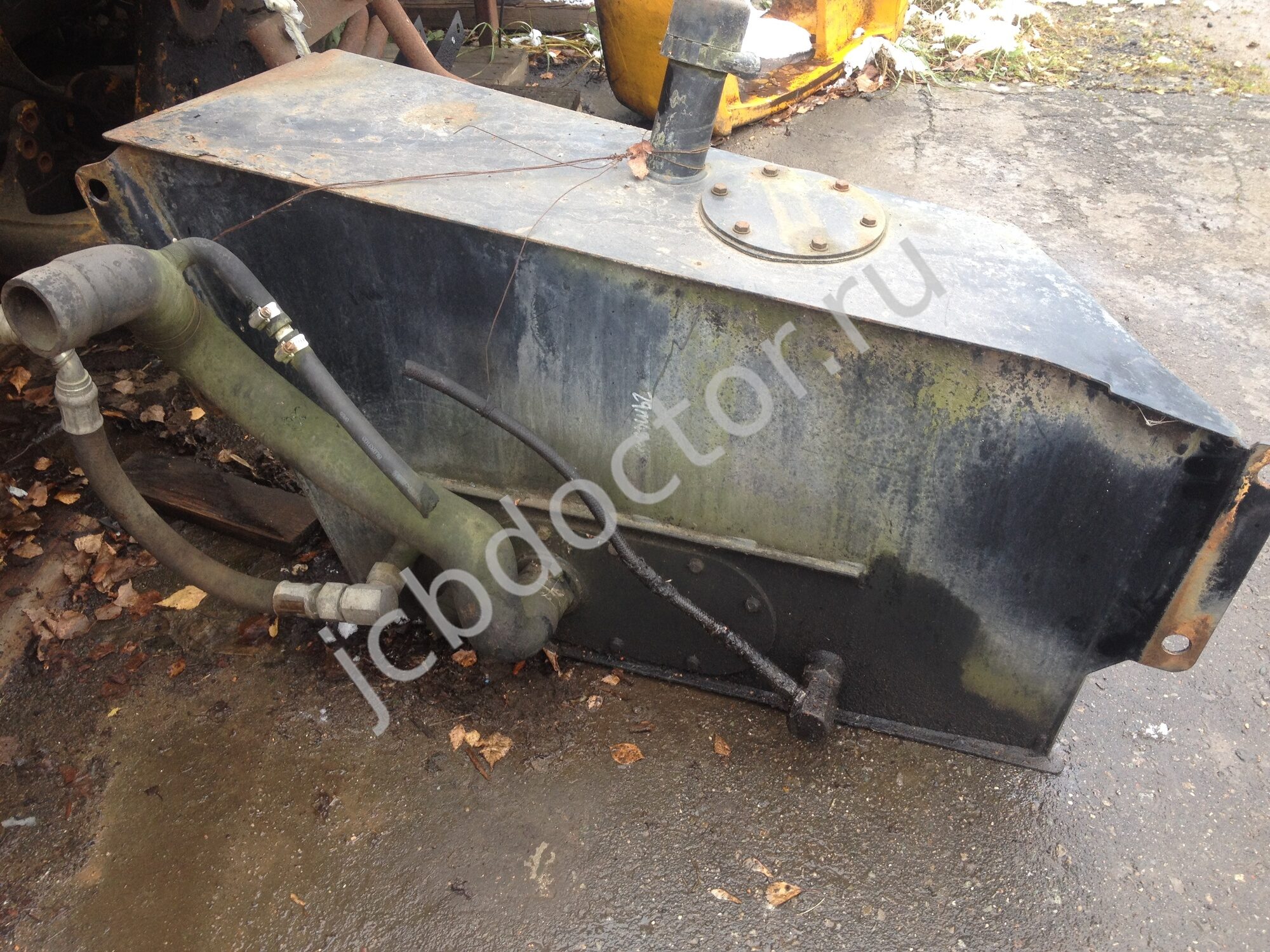 Бак jcb 3cx. Гидравлический бак JCB. Топливный бак JCB 3cx. JCB 3cx бак. Бак на JCB 305.